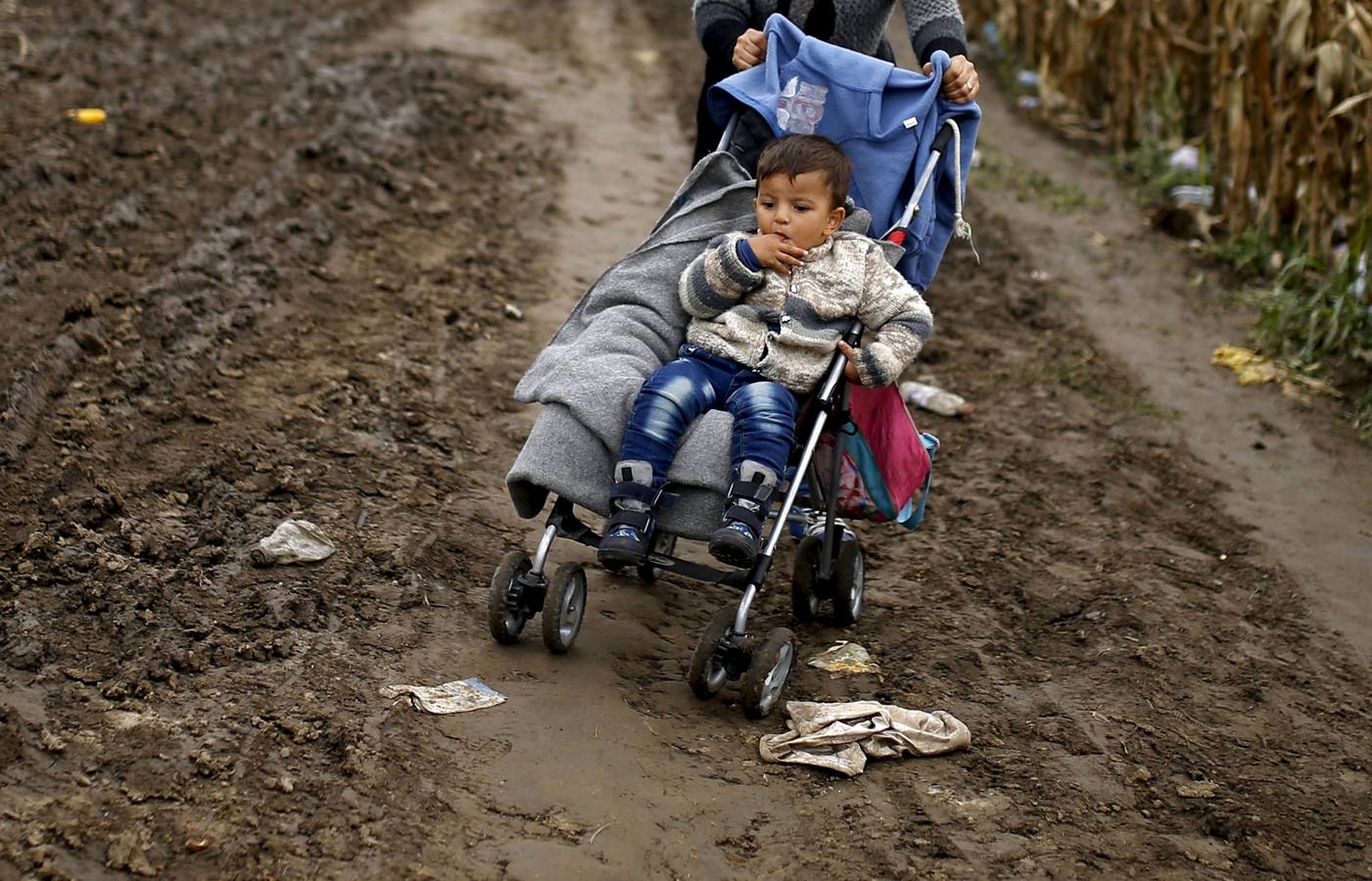 Los inmigrantes cruzan a pie la frontera serbia con Croacia