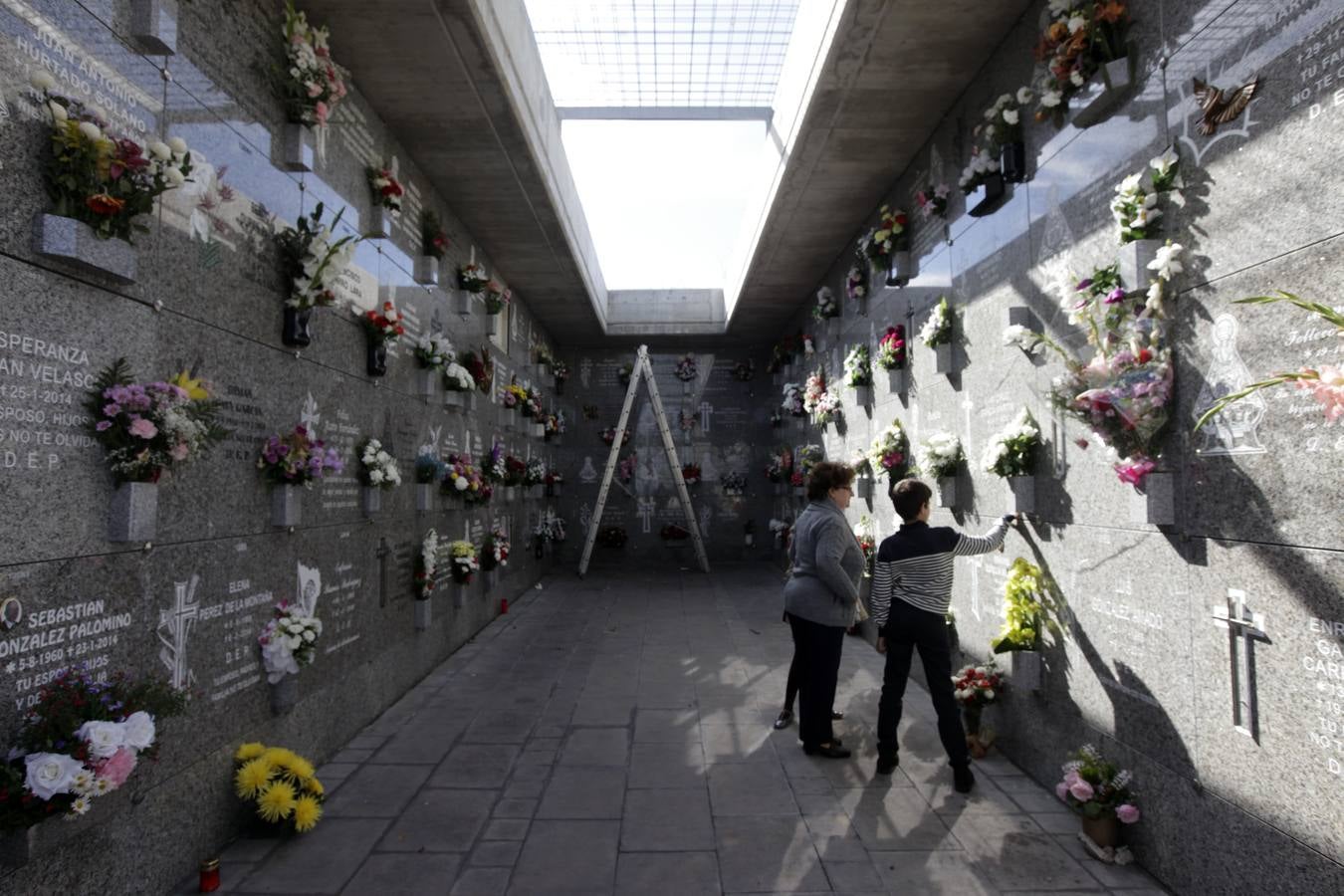 Fin de semana de gran afluencia al cementerio de Cáceres