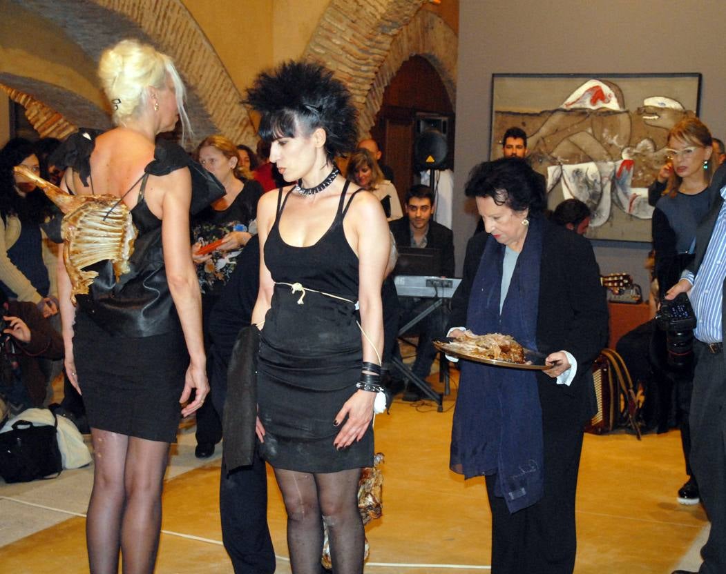 La acción 'Tango de Hormigón' en el Vostell sorprende al público