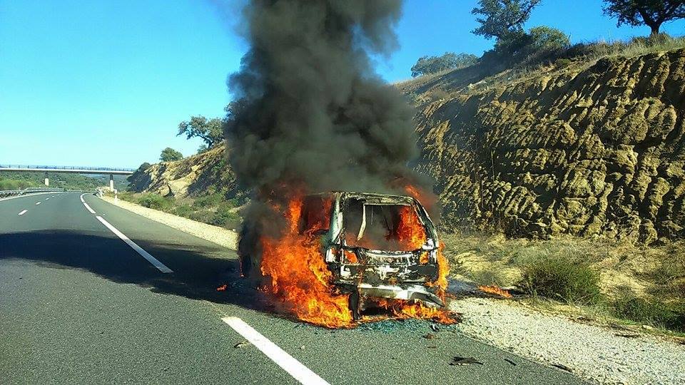 Arde un vehículo en la A-66, en el término municipal de Santa Olalla del Cala