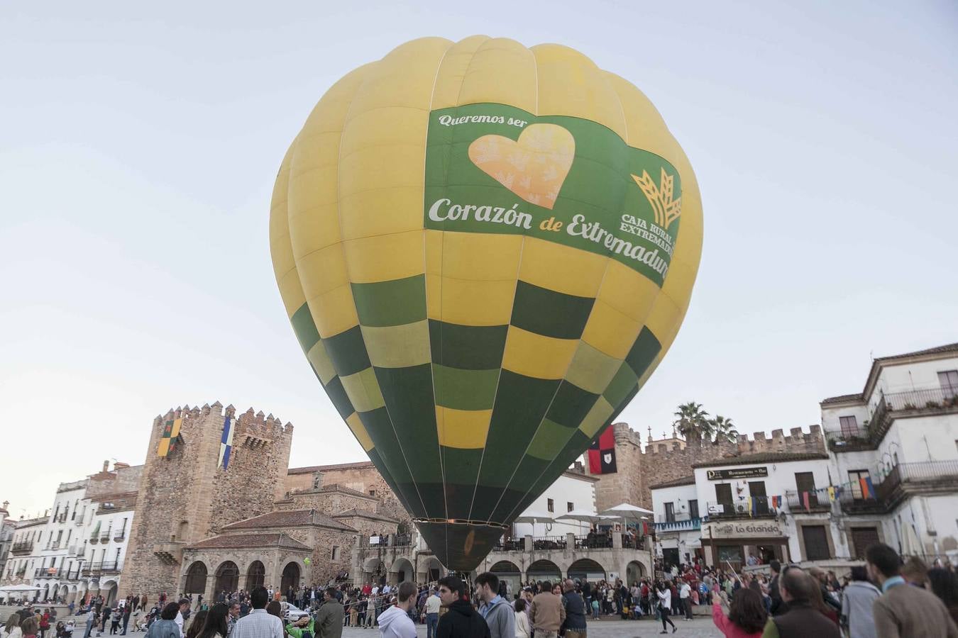 Globo cautivo en el Mercado Medieval de las Tres Culturas de Cáceres