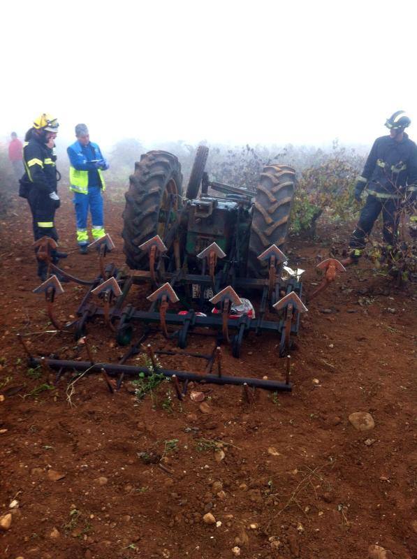 Muere un agricultor al volcar su tractor