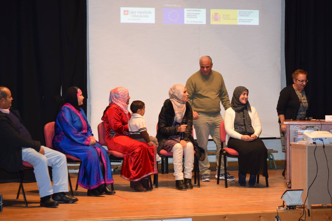 La Liga de la Educación entrega diplomas a los alumnos del curso de Alfabetización y Aulas Abiertas en Español de Talayuela