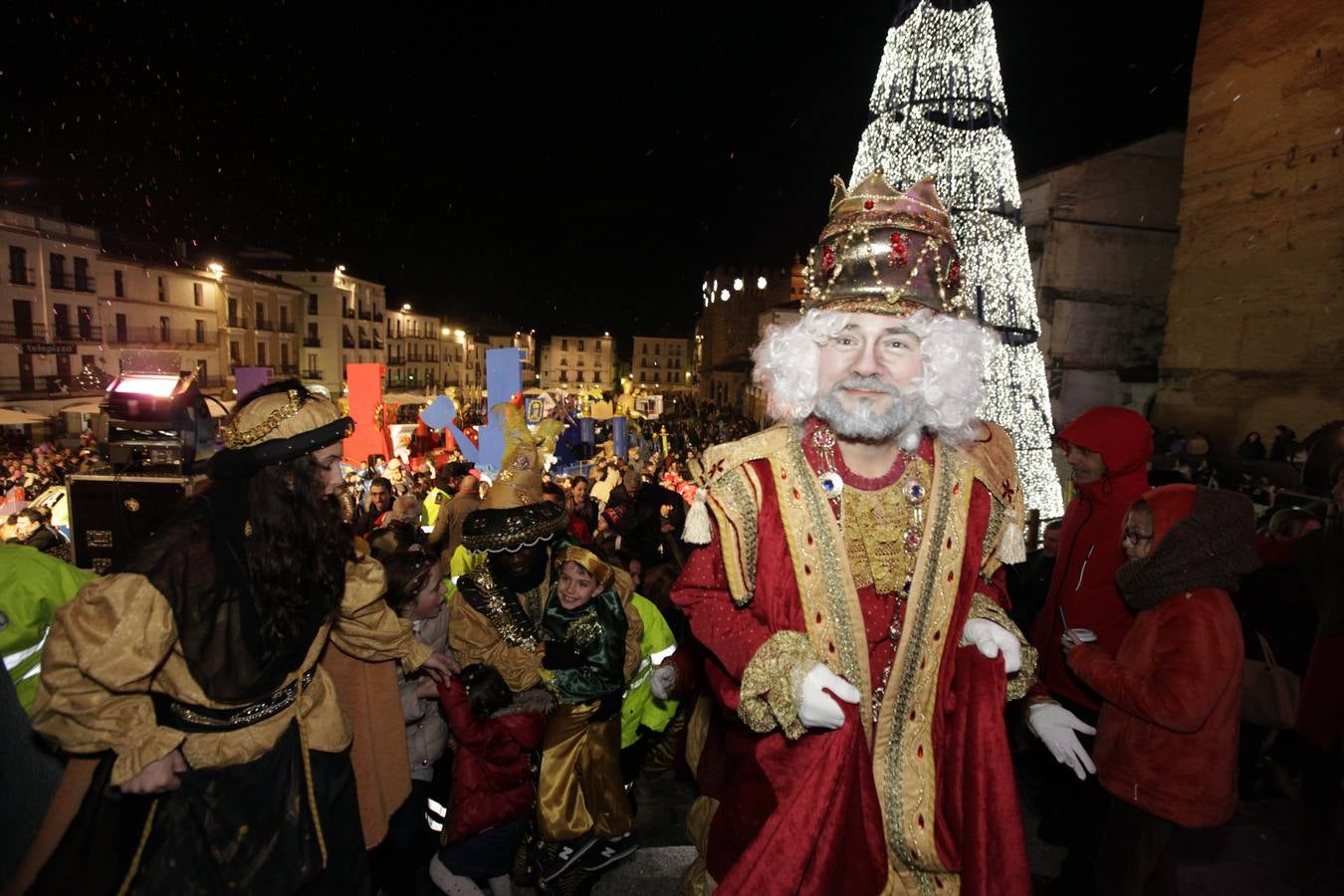 Los niños dan la bienvenida a los Reyes Magos en Cáceres