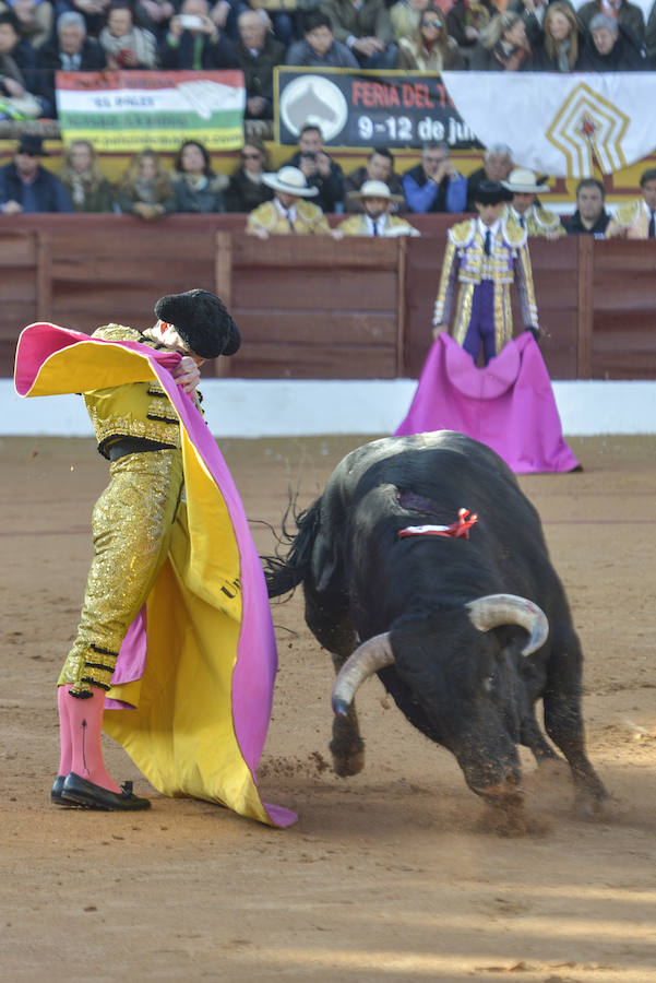 Talavante abre la puerta grande de Olivenza