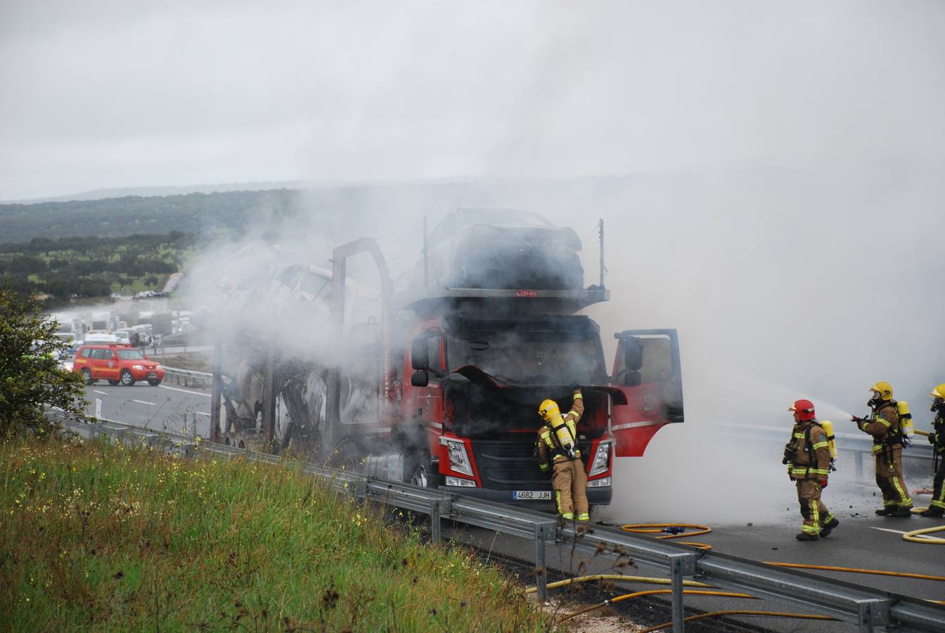 Arde un camión con diez vehículos