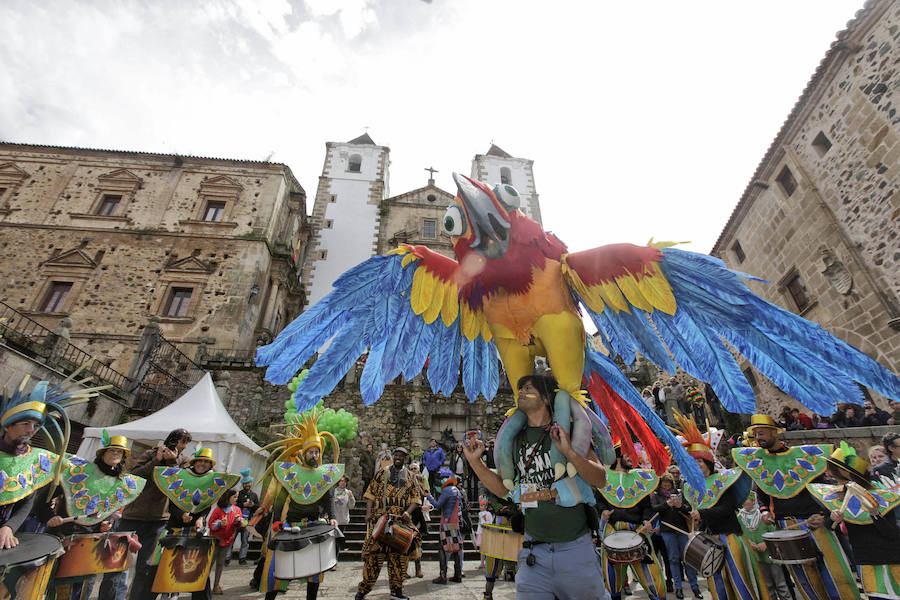 El desfile pone el broche final al XXV Festival Womad