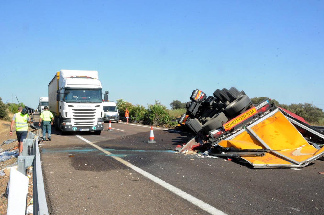 Corte de tráfico en la A-5 por el vuelco de un camión