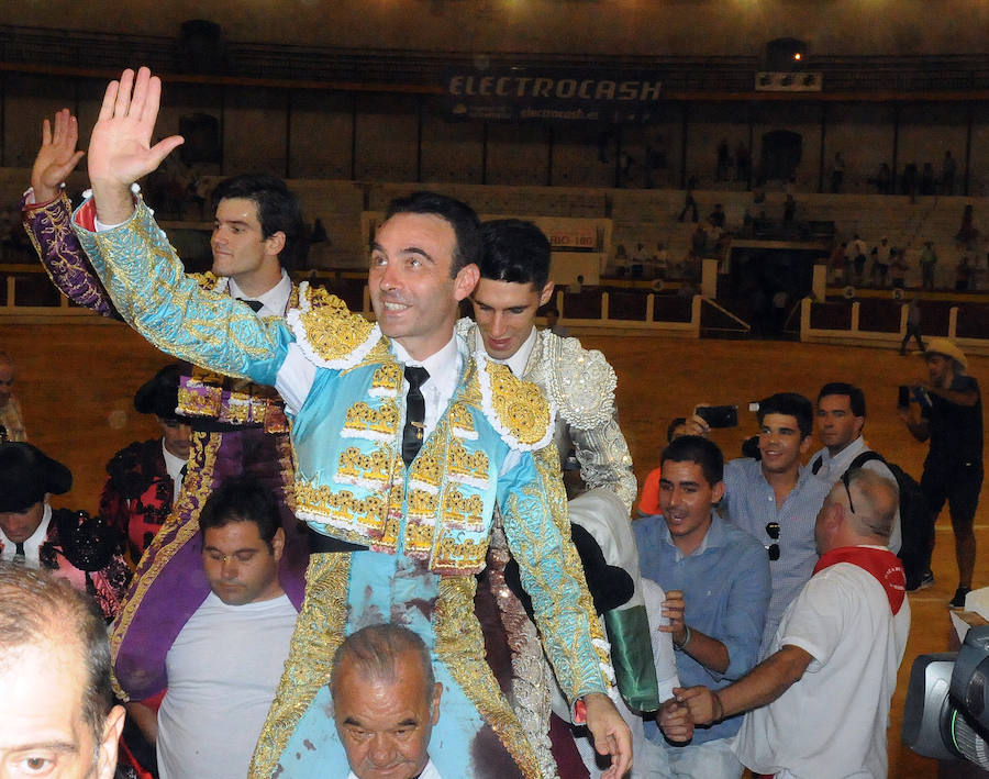 Ponce pellizca el toreo en una fiesta a la que se unieron Talavante y Garrido