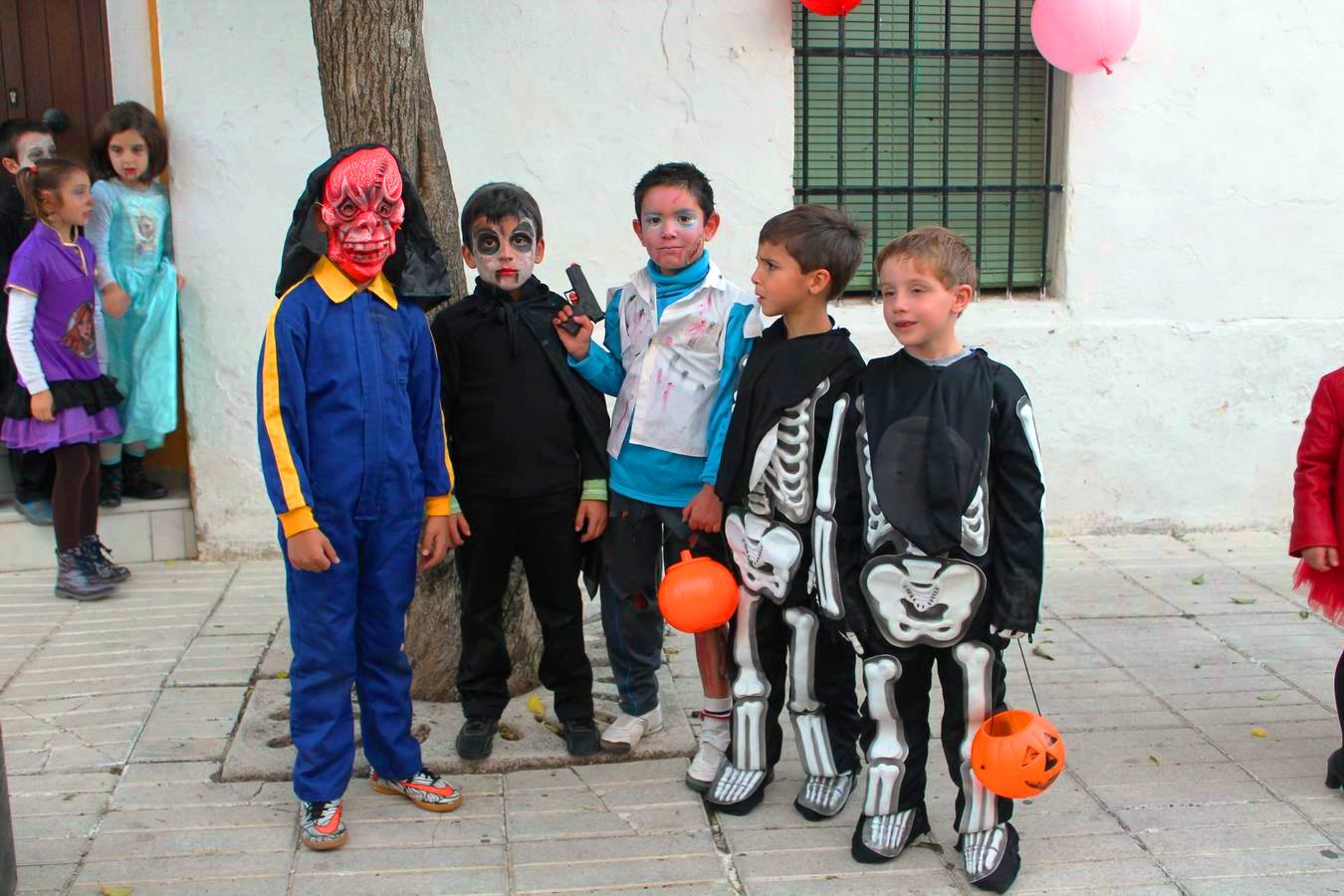 MAYORES Y PEQUEÑOS DISFRUTAN DE LA FIESTA DE 'HALLOWEEN'