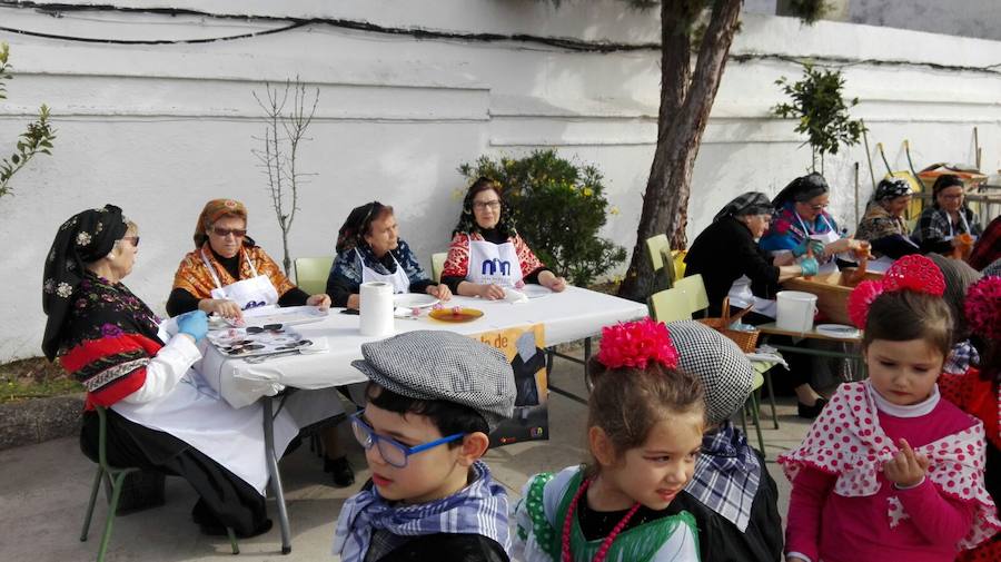 Los niños aprenden de los mayores a hacer patatera