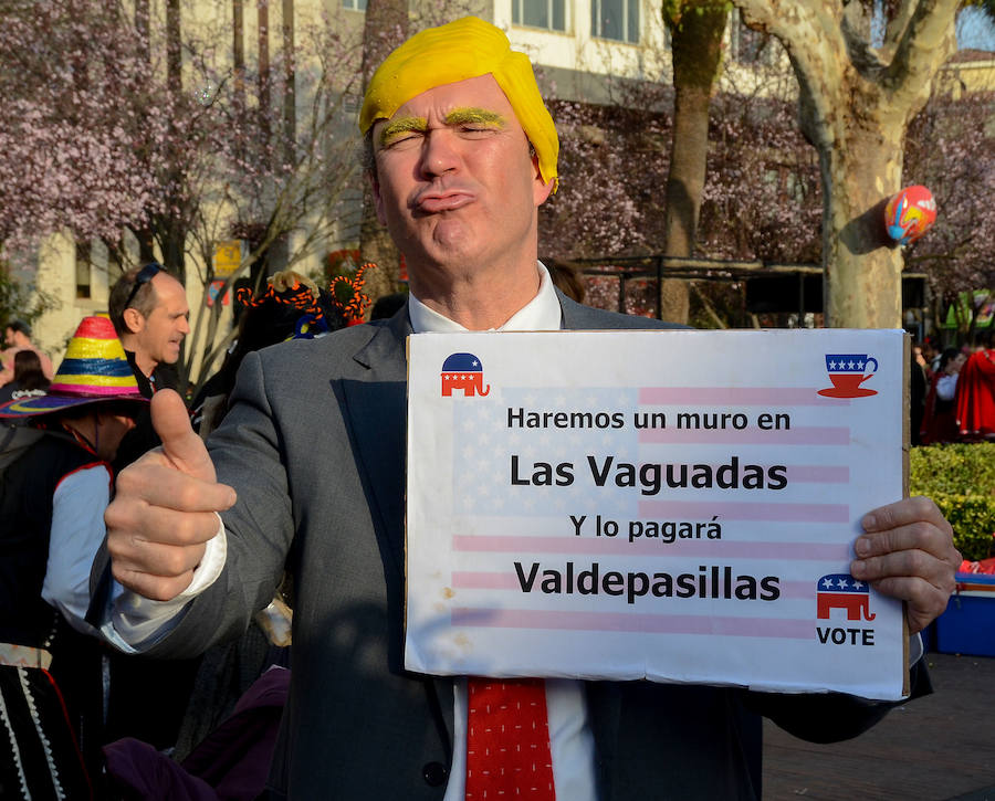 El sol convierte el Carnaval de Día en multitudinario