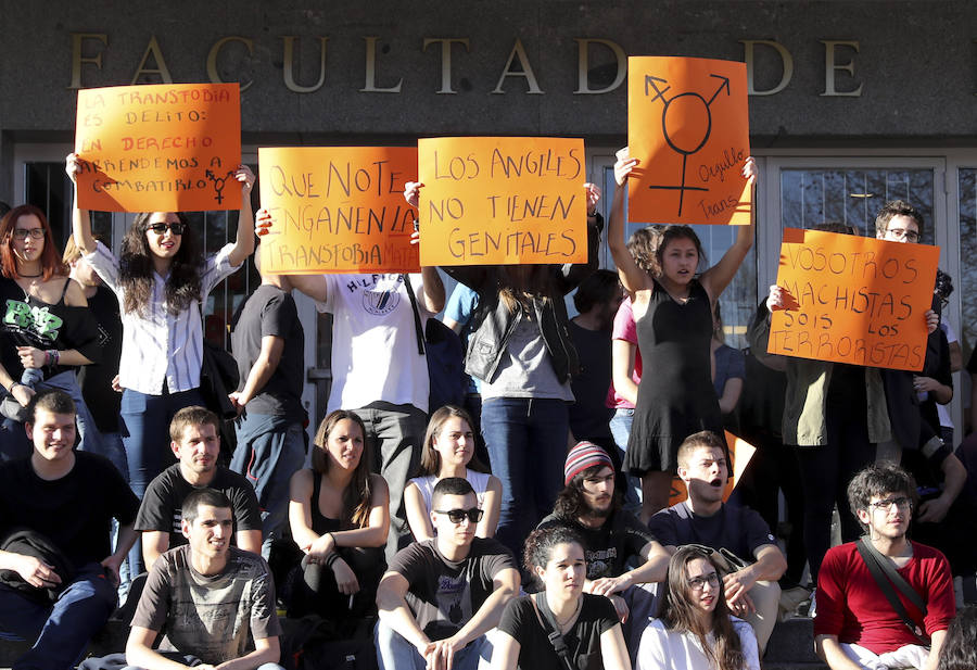 Tensión y gritos en la Complutense madrileña tras la llegada del autobús transfóbo