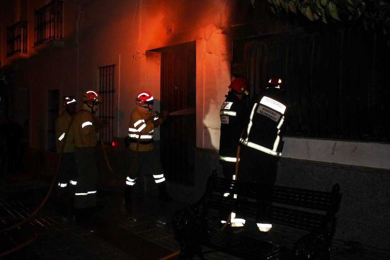 Un hombre logra salir de su casa en llamas en Monesterio