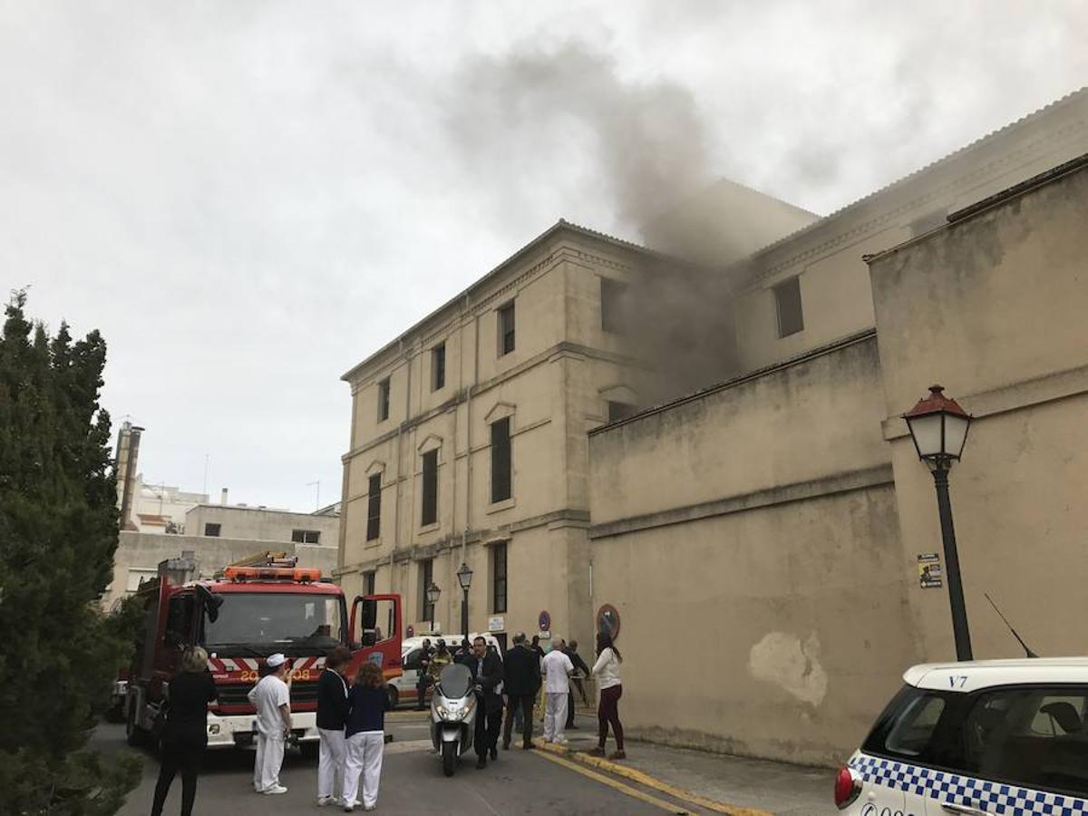 Los bomberos sofocan el incendio del hospital Virgen de la Montaña en Cáceres