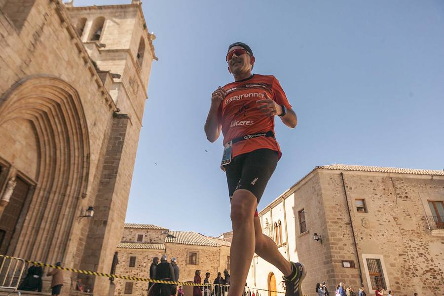Más de mil corredores dieron colorido a la media maratón de Cáceres