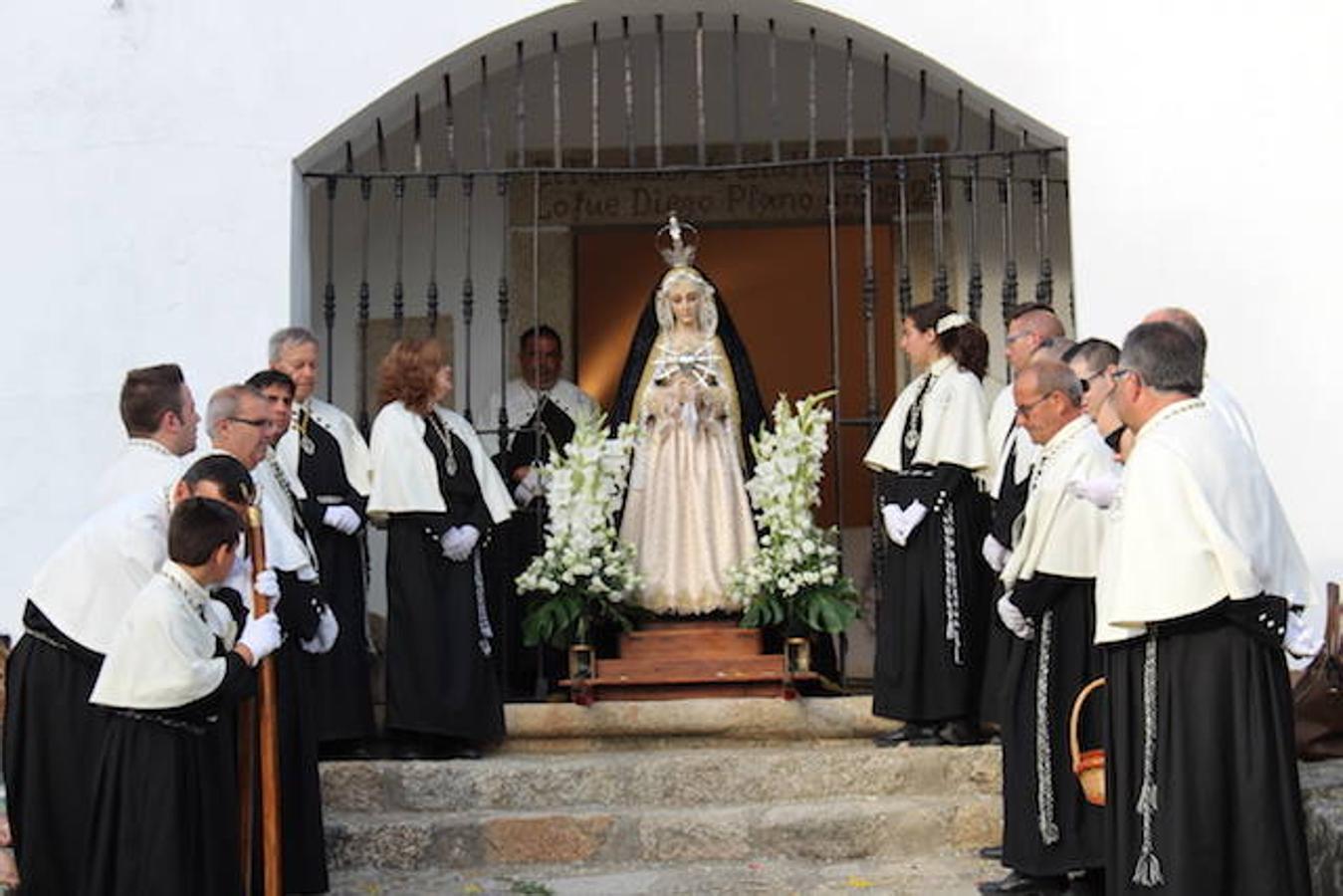 Cientos de vecinos despiden a la Virgen de la Soledad en su regreso a la ermita