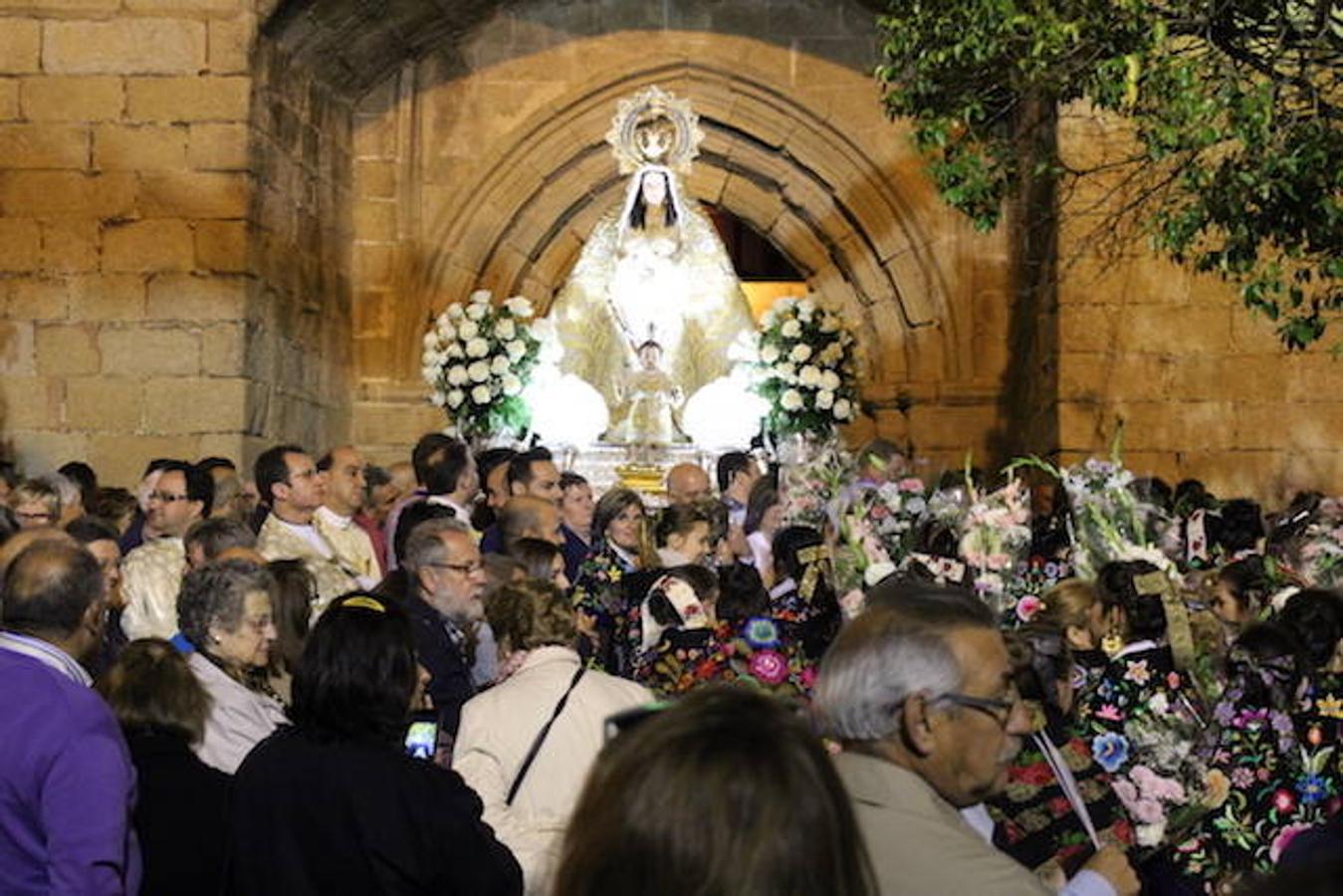 Centenares de vecinos reciben a su Patrona La Virgen de la Luz