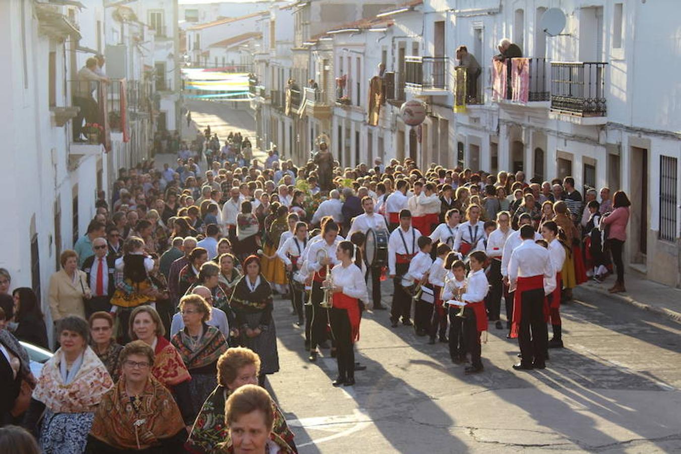 Centenares de personas dan la bienvenida a San Isidro Labrador