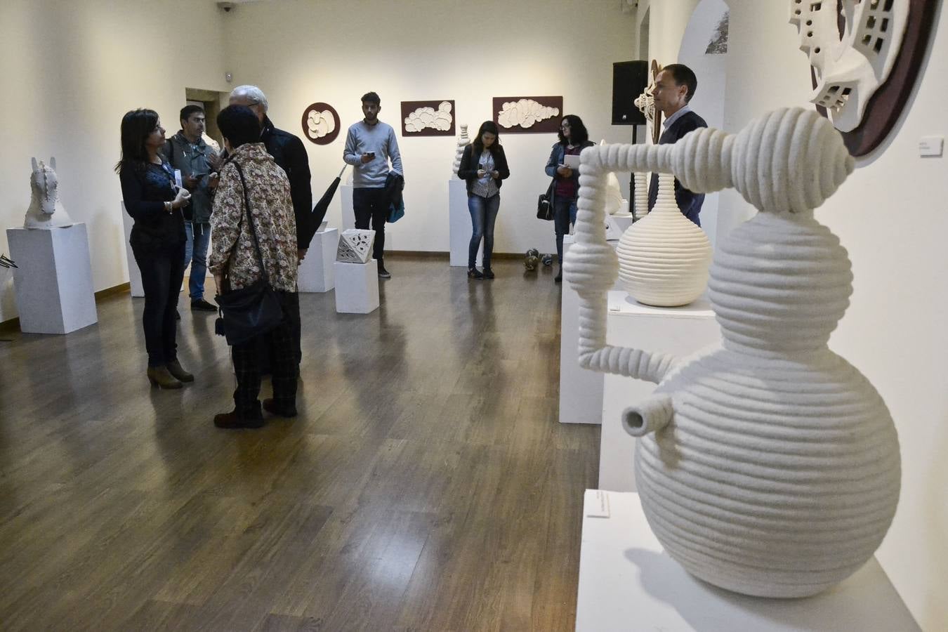 Exposición de piezas de cerámica en el Palacio de la Isla de Cáceres