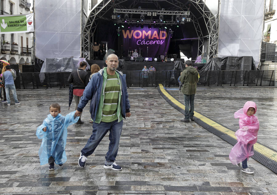 El primer día de Womad desafía a la lluvia