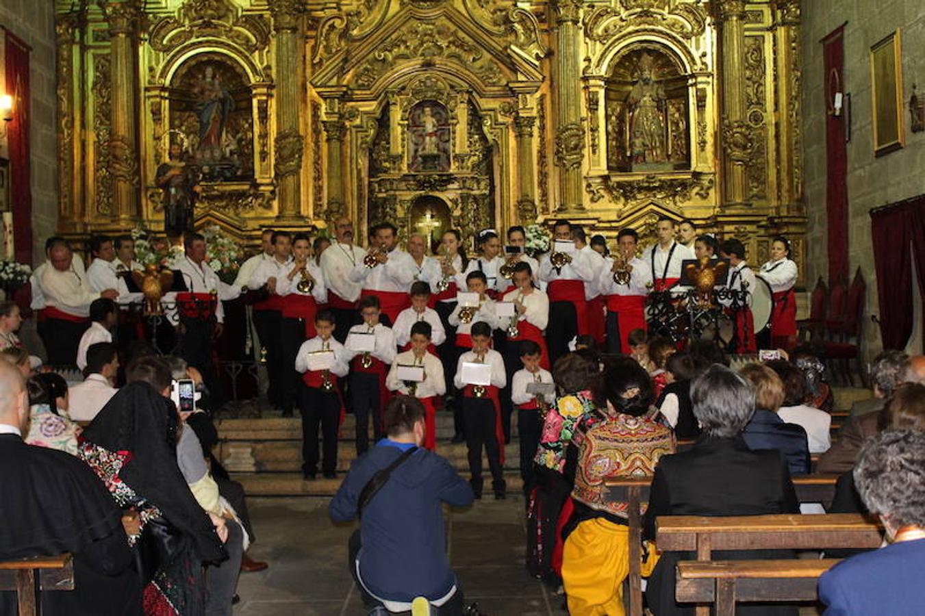 La lluvia no impidió el baile del cordón, la música de la banda y la salida del patrón, que recorrió los alrededores de la iglesia