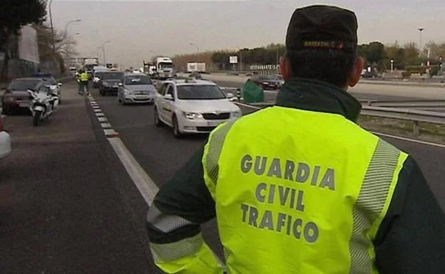Arrolla a cinco guardias civiles en un control en Jaén