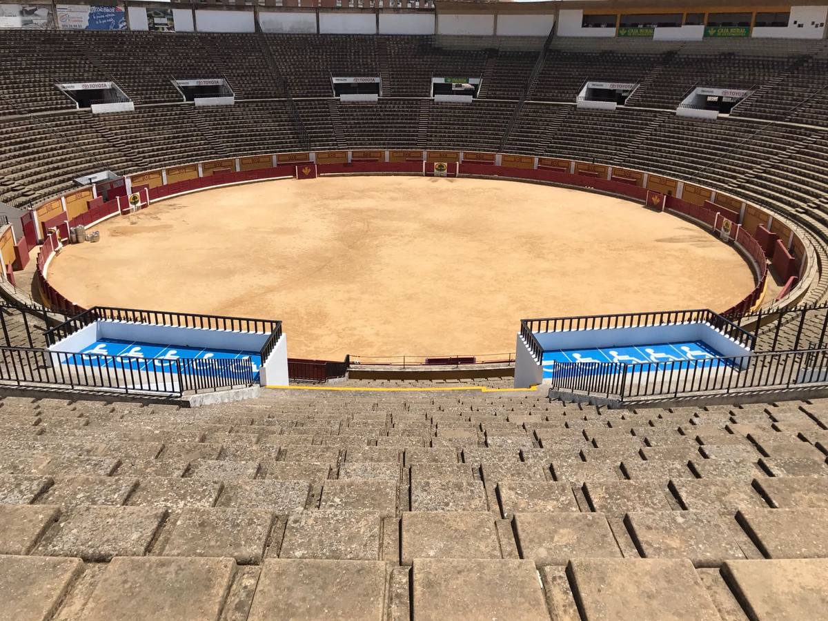 La plaza de toros de Badajoz estrena las plataformas para discapacitados