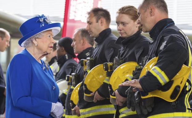 Isabel II admite que es difícil evitar el ánimo «sombrío» que vive el Reino Unido