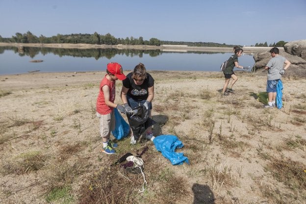 Voluntarios desafían las temperaturas para limpiar de basura Valdesalor