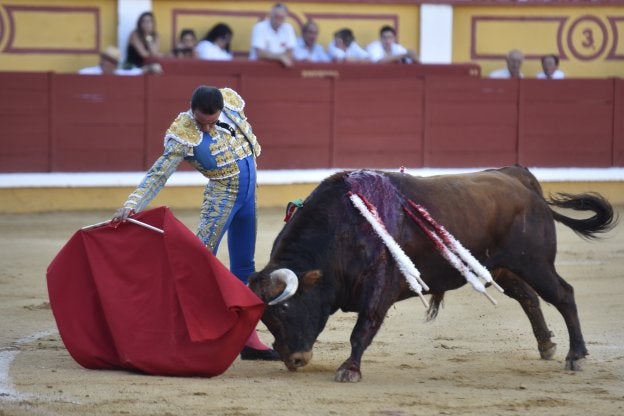 Hasta los niños se aburrieron con los toros de El Pilar en la primera de feria en Badajoz