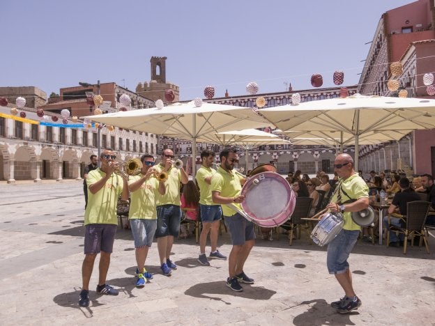 La resaca del viernes y el festivo disipan la feria en el Casco Antiguo