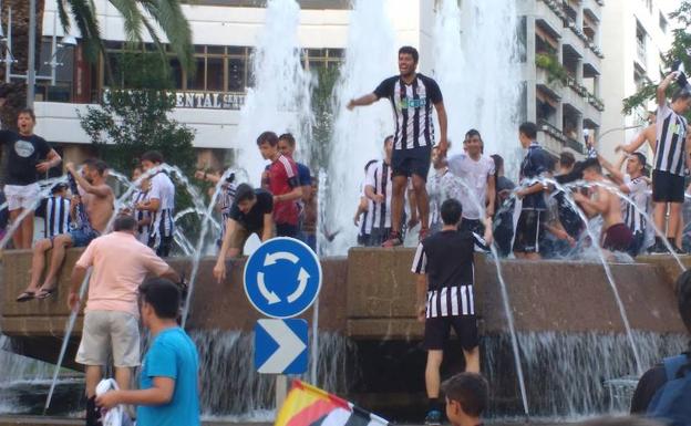 "¡Badajoz, Badajoz, Badajoz...!" corea la ciudad tras el ascenso a Segunda B