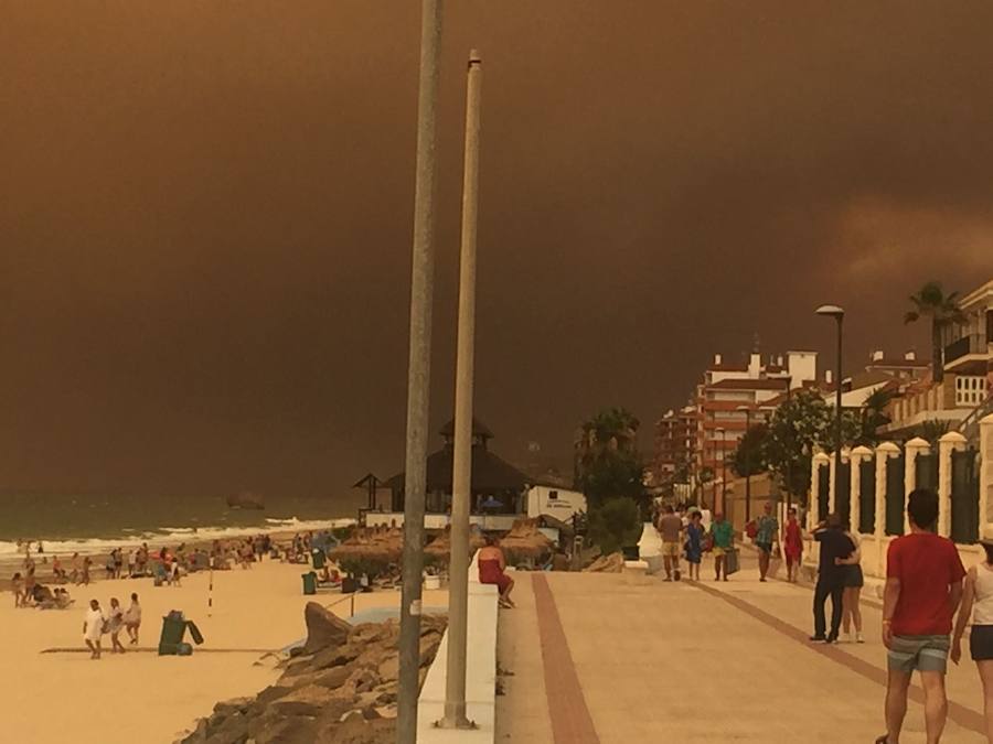 Cientos de extremeños atrapados en Matalascañas por el fuego de Moguer