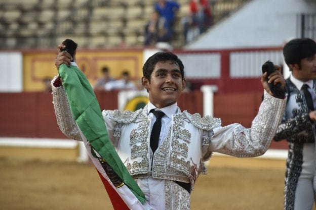 Alejandro Adame se llevó el mejor novillo y el triunfo en Badajoz