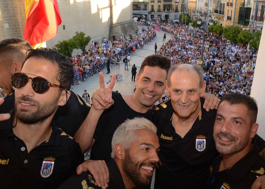 La plantilla del Badajoz celebra el ascenso con la afición