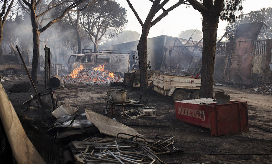 El incendio continúa activo en Doñana