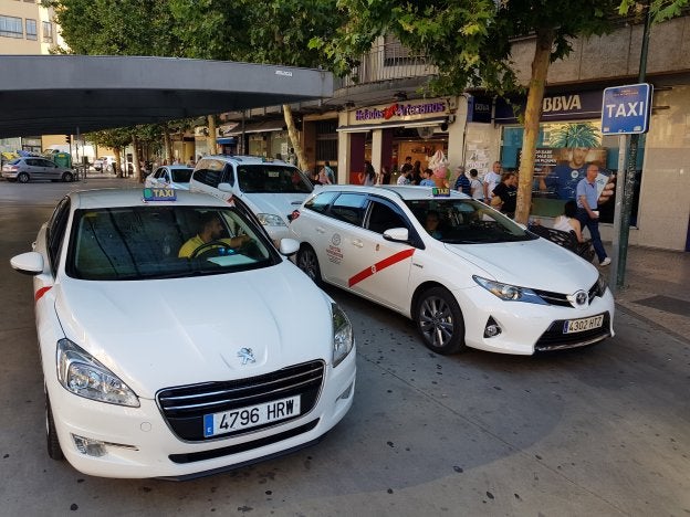 Cáceres rechaza la subida de tarifas pedida por los taxistas