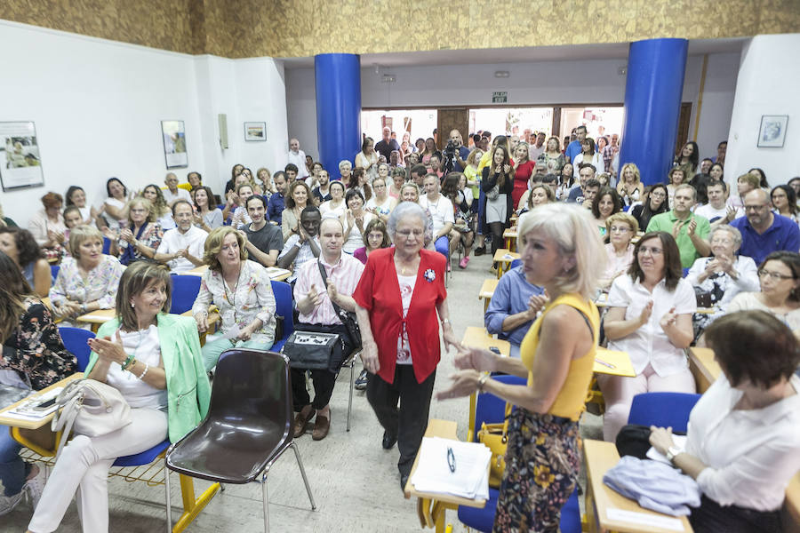 Campamentos felices y premios con mensaje