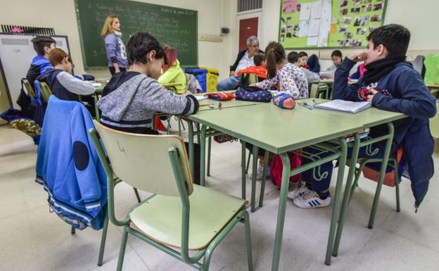 CC OO pide aumentar en 600 docentes la plantilla del próximo curso