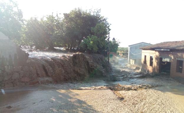 Las calles de Valverde de la Vera se llenan de barro por la rotura en una balsa de agua