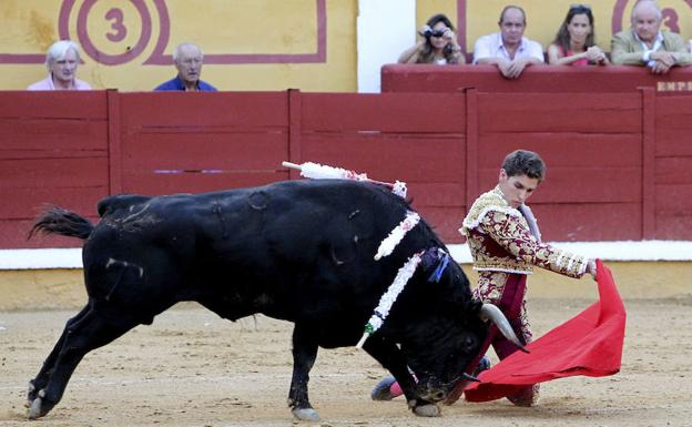 Ginés Marín recibe el premio 'Triunfador de la Feria de San Juan'