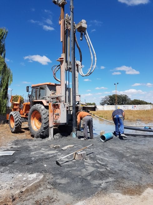 Aliseda no llena la piscina y prohíbe los riegos por la escasez de agua