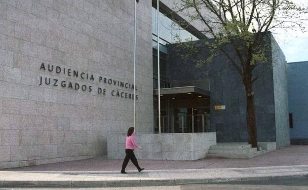 Condenado a dos años por apuñalar a una hombre al que quería robar en Cáceres