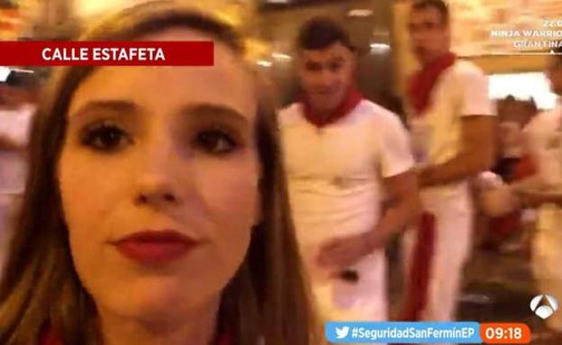 Una reportera graba con su móvil cómo la acosan en los Sanfermines