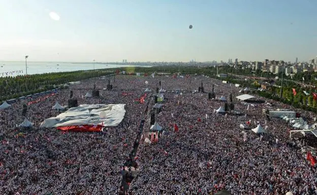 Decenas de miles de personas se manifiestan en Turquía contra Erdogan