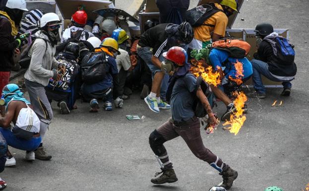 Los cien días de convulsión social y política en Venezuela