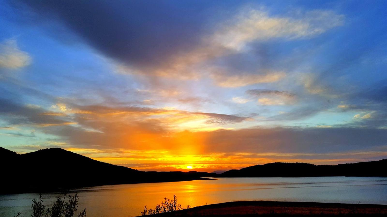 Los atardeceres en las aguas del Cijara