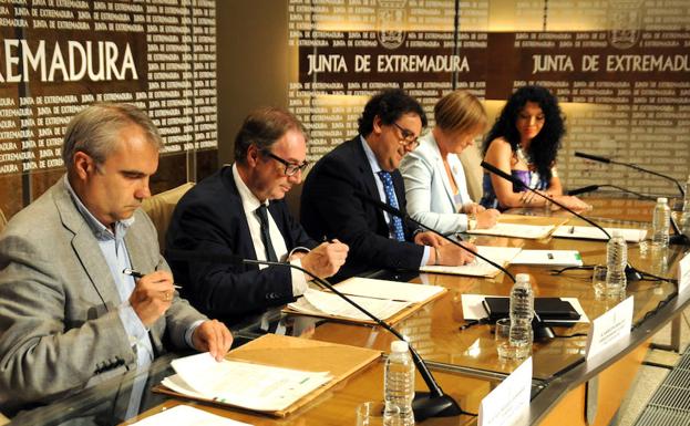 La Junta y la Caixa firman un convenio contra la exclusión social en la margen derecha