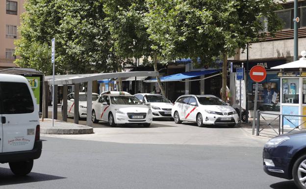 Decenas de jóvenes se quedan sin transporte en Casar por no poder acudir taxis de Cáceres